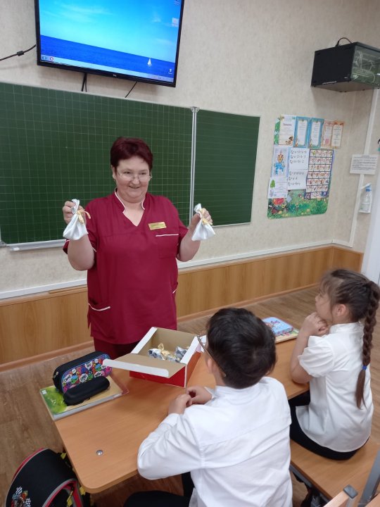 Классный час для учащихся 2,4 классов.