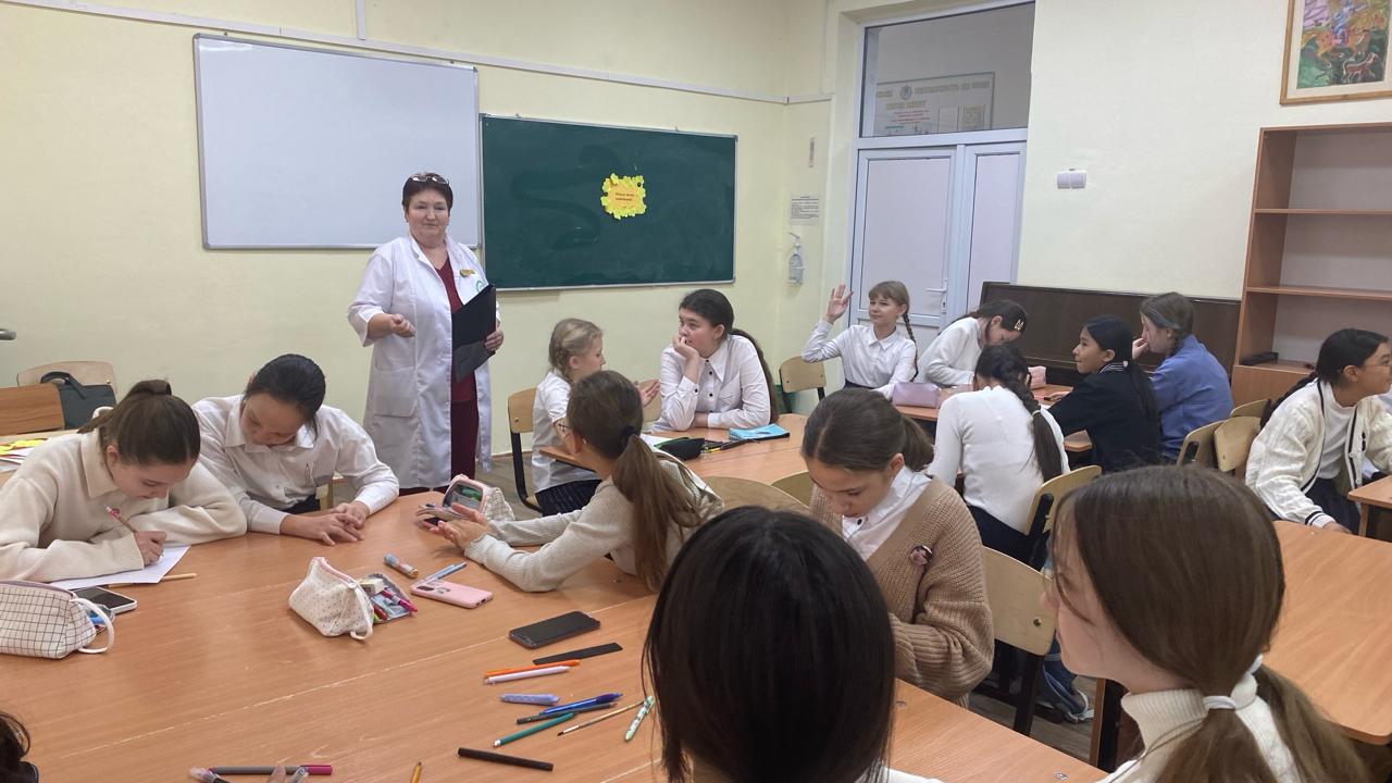 Встреча   с фельдшером школы Поповой С.Л. на тему «10 правил личной гигиены девочек».