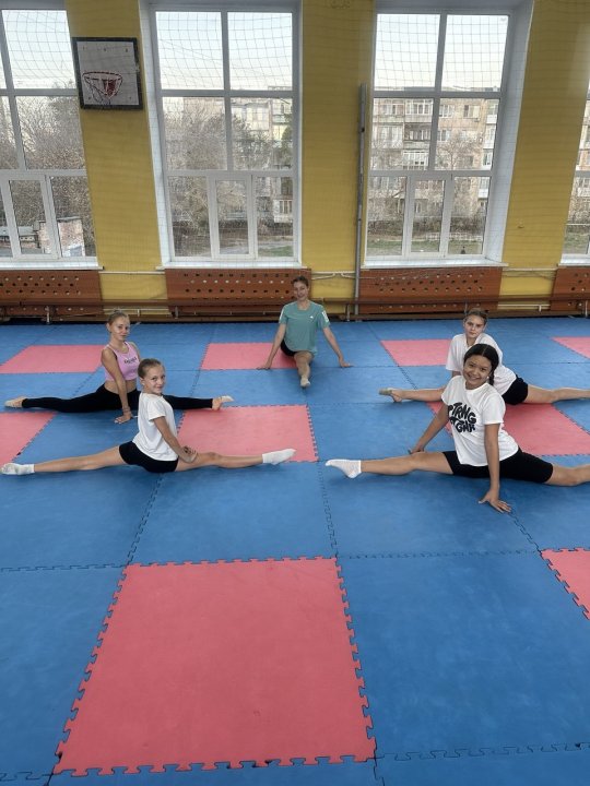 Спортивный кружок чирлидеров гимназии команда «Space”