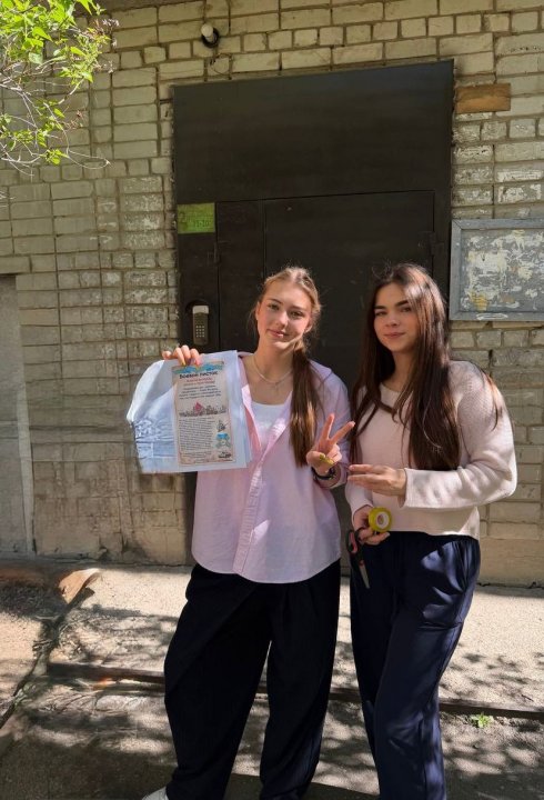 Члены тимуровского отряда  в микрорайоне школы разместили поздравительные боевые листки, посвящённые праздничным датам.